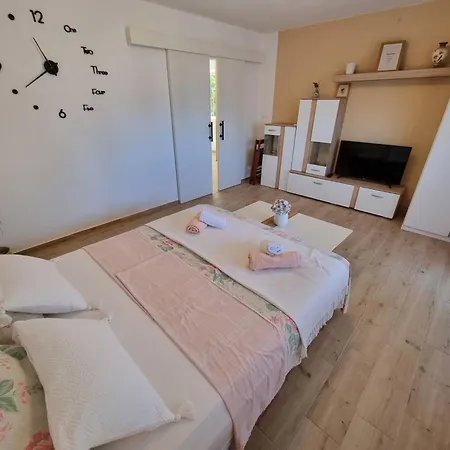 Bruno Mit Blick Auf Wasser By Interhome * تْسْغيكفانِتْسا