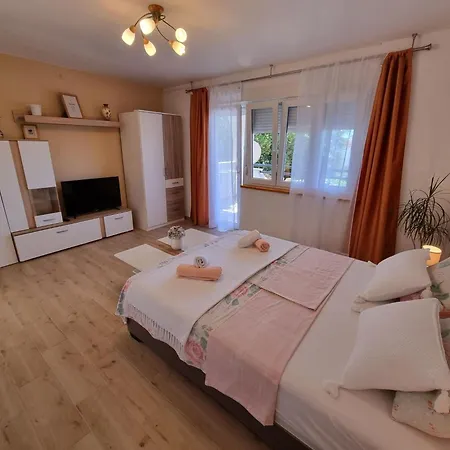 Bruno Mit Blick Auf Wasser By Interhome *