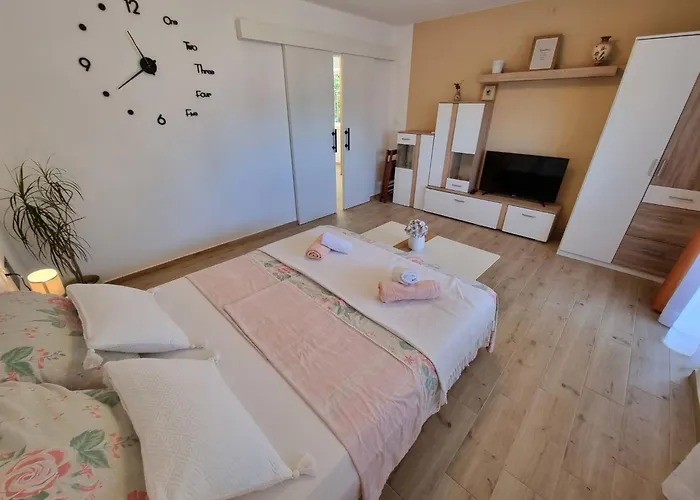 Bruno Mit Blick Auf Wasser By Interhome * تْسْغيكفانِتْسا