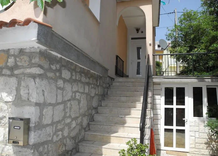 Bruno Mit Blick Auf Wasser By Interhome